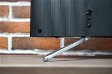PPTV 49P2采用常见的L型接口布局,侧面是HDMI2.0、USB3.0、SD卡、AV输出和RF输入,这些接口平时使用频次较高,底部接口不太常用或者不需要经常插拔,包括两个HDMI1.4、同轴输出、视频/分量输入和网络接口。接口的下方还有一个五维导航键,方便在遥控器找不到时应急操作;另外一侧还有一个实体开关键,可以用它彻底关闭电视电源。