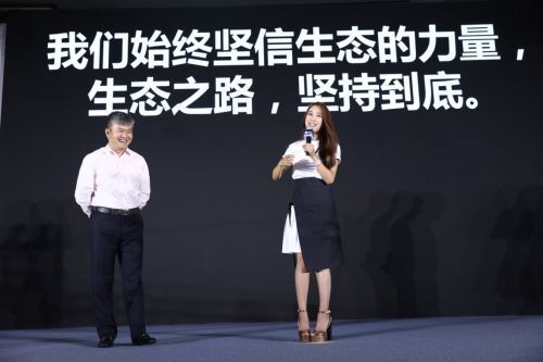2016年，乐视控股副董事长、网酒网CEO李锐（左）与“明星股东”马苏（右）出席网酒网全球生态合伙人大会